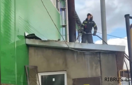 Одноэтажное здание на улице Станкостроителей в Иванове было охвачено огнем на крыше. Пожар удалось потушить спасателям, которые справились с огнем на площади 15 квадратных метров.