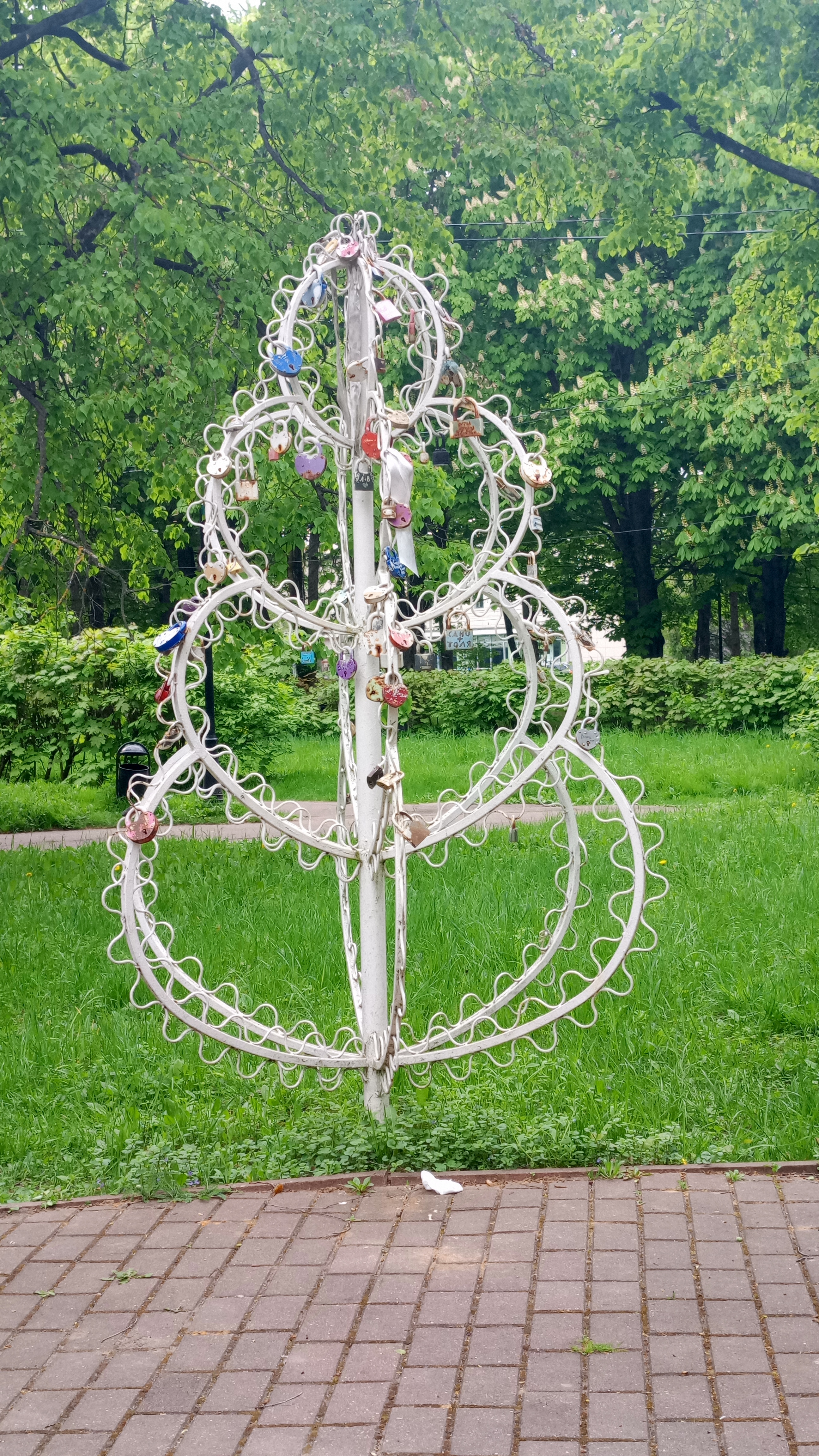 Сбоку, место влюбленных в Жуковском, скамейка