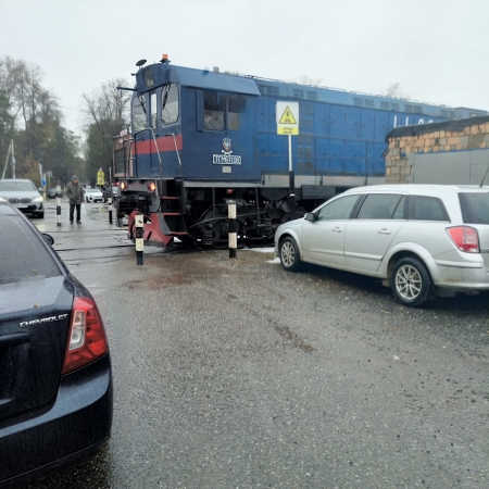 Поезд в городе Жуковском, едет по путям